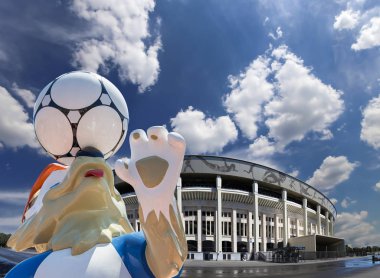 Moskova, Rusya 10 Ağustos 2018: 2018 yılında Rusya--kurt Zabivaka Dünya Kupası ve Luzhniki Olimpiyat karmaşık--2018 Dünya Kupası için stadyum resmi maskotu. Moskova  