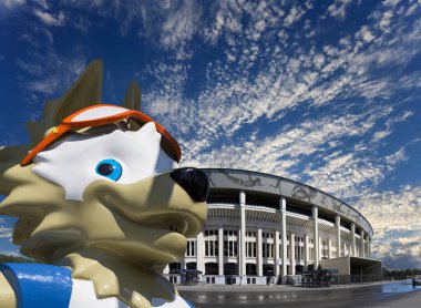 Moskova, Rusya 10 Ağustos 2018: 2018 yılında Rusya--kurt Zabivaka Dünya Kupası ve Luzhniki Olimpiyat karmaşık--2018 Dünya Kupası için stadyum resmi maskotu. Moskova  