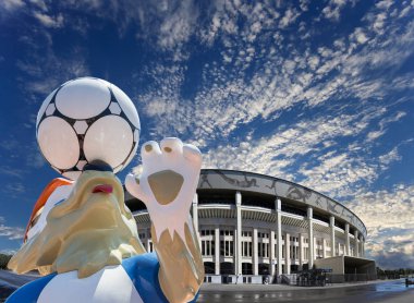 Moskova, Rusya 10 Ağustos 2018: 2018 yılında Rusya--kurt Zabivaka Dünya Kupası ve Luzhniki Olimpiyat karmaşık--2018 Dünya Kupası için stadyum resmi maskotu. Moskova  