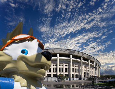 Moskova, Rusya 10 Ağustos 2018: 2018 yılında Rusya--kurt Zabivaka Dünya Kupası ve Luzhniki Olimpiyat karmaşık--2018 Dünya Kupası için stadyum resmi maskotu. Moskova  