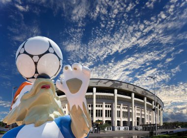 Moskova, Rusya 10 Ağustos 2018: 2018 yılında Rusya--kurt Zabivaka Dünya Kupası ve Luzhniki Olimpiyat karmaşık--2018 Dünya Kupası için stadyum resmi maskotu. Moskova  