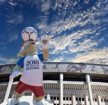 Moskova, Rusya 10 Ağustos 2018: 2018 yılında Rusya--kurt Zabivaka Dünya Kupası ve Luzhniki Olimpiyat karmaşık--2018 Dünya Kupası için stadyum resmi maskotu. Moskova  