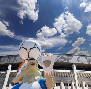 Moskova, Rusya 10 Ağustos 2018: 2018 yılında Rusya--kurt Zabivaka Dünya Kupası ve Luzhniki Olimpiyat karmaşık--2018 Dünya Kupası için stadyum resmi maskotu. Moskova  