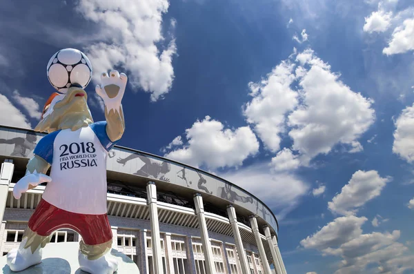 Moskova, Rusya 10 Ağustos 2018: 2018 yılında Rusya--kurt Zabivaka Dünya Kupası ve Luzhniki Olimpiyat karmaşık--2018 Dünya Kupası için stadyum resmi maskotu. Moskova  