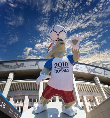 Moskova, Rusya 10 Ağustos 2018: 2018 yılında Rusya--kurt Zabivaka Dünya Kupası ve Luzhniki Olimpiyat karmaşık--2018 Dünya Kupası için stadyum resmi maskotu. Moskova 