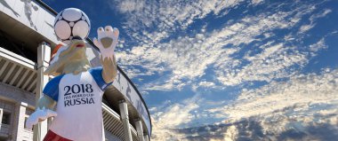 Moskova, Rusya 10 Ağustos 2018: 2018 yılında Rusya--kurt Zabivaka Dünya Kupası ve Luzhniki Olimpiyat karmaşık--2018 Dünya Kupası için stadyum resmi maskotu. Moskova 