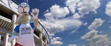 Moskova, Rusya 10 Ağustos 2018: 2018 yılında Rusya--kurt Zabivaka Dünya Kupası ve Luzhniki Olimpiyat karmaşık--2018 Dünya Kupası için stadyum resmi maskotu. Moskova 