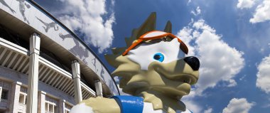 Moskova, Rusya 10 Ağustos 2018: 2018 yılında Rusya--kurt Zabivaka Dünya Kupası ve Luzhniki Olimpiyat karmaşık--2018 Dünya Kupası için stadyum resmi maskotu. Moskova 