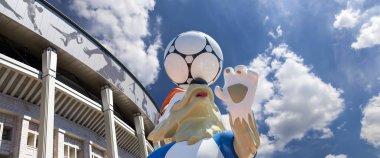 Moskova, Rusya 10 Ağustos 2018: 2018 yılında Rusya--kurt Zabivaka Dünya Kupası ve Luzhniki Olimpiyat karmaşık--2018 Dünya Kupası için stadyum resmi maskotu. Moskova 
