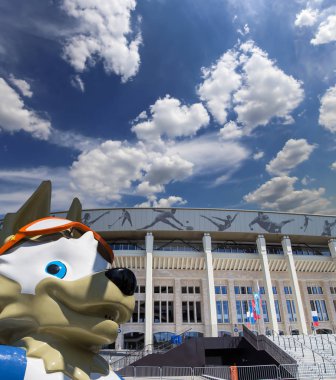 Moskova, Rusya 10 Ağustos 2018: 2018 yılında Rusya--kurt Zabivaka Dünya Kupası ve Luzhniki Olimpiyat karmaşık--2018 Dünya Kupası için stadyum resmi maskotu. Moskova 