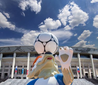 Moskova, Rusya 10 Ağustos 2018: 2018 yılında Rusya--kurt Zabivaka Dünya Kupası ve Luzhniki Olimpiyat karmaşık--2018 Dünya Kupası için stadyum resmi maskotu. Moskova 