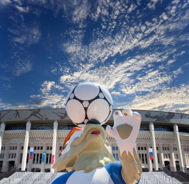 Moskova, Rusya 10 Ağustos 2018: 2018 yılında Rusya--kurt Zabivaka Dünya Kupası ve Luzhniki Olimpiyat karmaşık--2018 Dünya Kupası için stadyum resmi maskotu. Moskova 