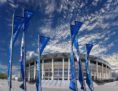 Moskova, Rusya 10 Ağustos 2018: bayraklar 2018 Rusya ve Luzhniki Olimpiyat karmaşık Dünya Kupası onuruna hoş geldiniz. Moskova 