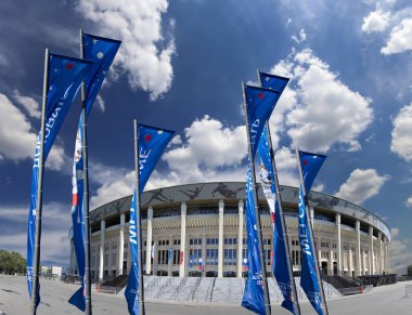 Moskova, Rusya 10 Ağustos 2018: bayraklar 2018 Rusya ve Luzhniki Olimpiyat karmaşık Dünya Kupası onuruna hoş geldiniz. Moskova 