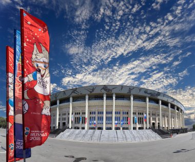 Moskova, Rusya 10 Ağustos 2018: bayraklar 2018 Rusya ve Luzhniki Olimpiyat karmaşık Dünya Kupası onuruna hoş geldiniz. Moskova 