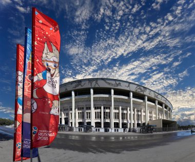 Moskova, Rusya 10 Ağustos 2018: bayraklar 2018 Rusya ve Luzhniki Olimpiyat karmaşık Dünya Kupası onuruna hoş geldiniz. Moskova 