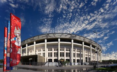 Moskova, Rusya 10 Ağustos 2018: bayraklar 2018 Rusya ve Luzhniki Olimpiyat karmaşık Dünya Kupası onuruna hoş geldiniz. Moskova 