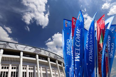 Moskova, Rusya 10 Ağustos 2018: bayraklar 2018 Rusya ve Luzhniki Olimpiyat karmaşık Dünya Kupası onuruna hoş geldiniz. Moskova 