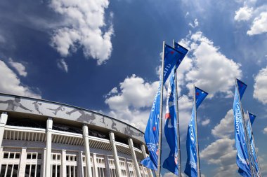 Moskova, Rusya 10 Ağustos 2018: bayraklar 2018 Rusya ve Luzhniki Olimpiyat karmaşık Dünya Kupası onuruna hoş geldiniz. Moskova 