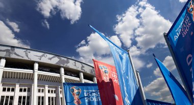 Moskova, Rusya 10 Ağustos 2018: bayraklar 2018 Rusya ve Luzhniki Olimpiyat karmaşık Dünya Kupası onuruna hoş geldiniz. Moskova 