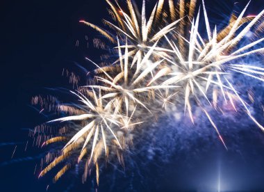 Göklerde patlayan kutlama renkli havai fişek.