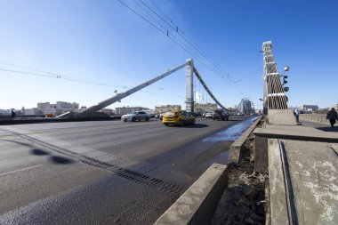 Moskova, Rusya 18 Mart 2018: Krymsky köprü veya Kırım Köprüsü (kış günü) bir çelik asma köprü, Moskova, Rusya olduğunu. Köprü Moskova Nehri 1800 metre güneybatı Kremlin üzerinden yayılan 