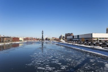 Moskova, Rusya 18 Mart 2018: Moskova (Moskva) Nehri Dolgu ve susuzluk anıt, Rusya (kış günü)--Piter Gürcü Zurab Tsereteli tasarımcı tarafından tasarlanan ve 1997 yılında inşa edilmiştir 