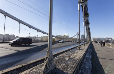 Moskova, Rusya 18 Mart 2018: Krymsky köprü veya Kırım Köprüsü (kış günü) bir çelik asma köprü, Moskova, Rusya olduğunu. Köprü Moskova Nehri 1800 metre güneybatı Kremlin üzerinden yayılan 