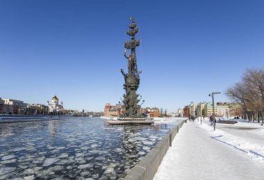 Moskova, Rusya 18 Mart 2018: Piter susuzluk anıt, Rusya, Moskova (kış günü)--Gürcü Zurab Tsereteli tasarımcı tarafından tasarlanan ve 1997 yılında inşa edilmiştir   
