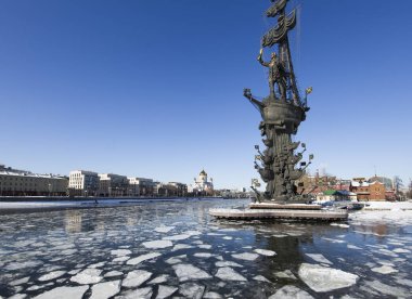 Moskova, Rusya 18 Mart 2018: Piter susuzluk anıt, Rusya, Moskova (kış günü)--Gürcü Zurab Tsereteli tasarımcı tarafından tasarlanan ve 1997 yılında inşa edilmiştir   