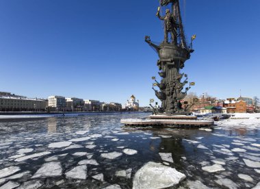 Moskova, Rusya 18 Mart 2018: Piter susuzluk anıt, Rusya, Moskova (kış günü)--Gürcü Zurab Tsereteli tasarımcı tarafından tasarlanan ve 1997 yılında inşa edilmiştir   