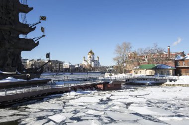Moskova, Rusya 18 Mart 2018: Piter susuzluk anıt, Rusya, Moskova (kış günü)--Gürcü Zurab Tsereteli tasarımcı tarafından tasarlanan ve 1997 yılında inşa edilmiştir   