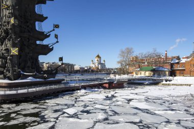 Moskova, Rusya 18 Mart 2018: Piter susuzluk anıt, Rusya, Moskova (kış günü)--Gürcü Zurab Tsereteli tasarımcı tarafından tasarlanan ve 1997 yılında inşa edilmiştir   