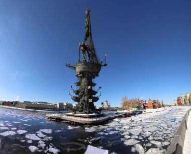 Moskova, Rusya 18 Mart 2018: Piter susuzluk anıt, Rusya, Moskova (kış günü, panorama)--Gürcü Zurab Tsereteli tasarımcı tarafından tasarlanan ve 1997 yılında inşa edilmiştir   