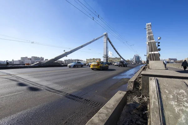 Moskova, Rusya 18 Mart 2018: Krymsky köprü veya Kırım Köprüsü (kış günü) bir çelik asma köprü, Moskova, Rusya olduğunu. Köprü Moskova Nehri 1800 metre güneybatı Kremlin üzerinden yayılan 