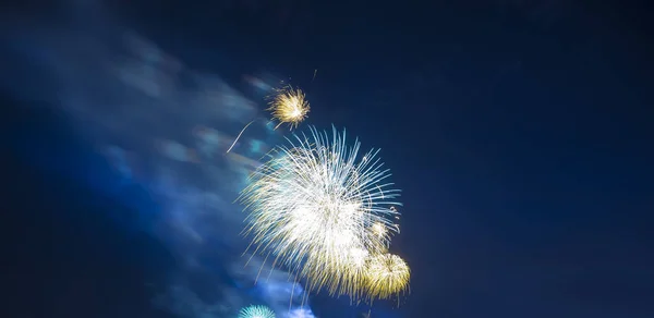 庆祝五彩缤纷的烟花在天空中爆炸 — 图库照片