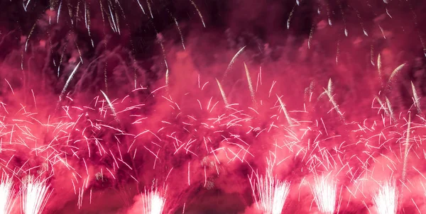 庆祝五彩缤纷的烟花在天空中爆炸 — 图库照片