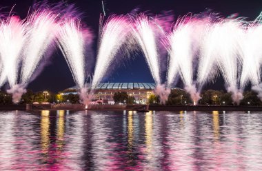 Moskova, Rusya 10 Ağustos 2013: Fireworks Moskova büyük spor salonu (Stadium) üzerinden Luzhniki Olimpiyat karmaşık--Rusya 2018 FIFA Dünya Kupası Stadyumu 