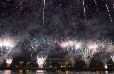 Moskova, Rusya 10 Ağustos 2013: Fireworks Moskova büyük spor salonu (Stadium) üzerinden Luzhniki Olimpiyat karmaşık--Rusya 2018 FIFA Dünya Kupası Stadyumu 