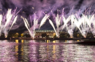 Moskova, Rusya 10 Ağustos 2013: Fireworks Moskova büyük spor salonu (Stadium) üzerinden Luzhniki Olimpiyat karmaşık--Rusya 2018 FIFA Dünya Kupası Stadyumu 