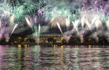 Moskova, Rusya 10 Ağustos 2013: Fireworks Moskova büyük spor salonu (Stadium) üzerinden Luzhniki Olimpiyat karmaşık--Rusya 2018 FIFA Dünya Kupası Stadyumu 