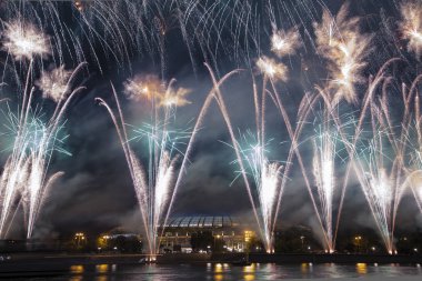 Moskova, Rusya 10 Ağustos 2013: Fireworks Moskova büyük spor salonu (Stadium) üzerinden Luzhniki Olimpiyat karmaşık--Rusya 2018 FIFA Dünya Kupası Stadyumu 