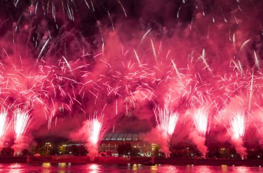 Moskova, Rusya 10 Ağustos 2013: Fireworks Moskova büyük spor salonu (Stadium) üzerinden Luzhniki Olimpiyat karmaşık--Rusya 2018 FIFA Dünya Kupası Stadyumu 