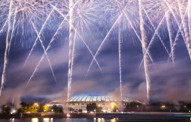 Moskova, Rusya 10 Ağustos 2013: Fireworks Moskova büyük spor salonu (Stadium) üzerinden Luzhniki Olimpiyat karmaşık--Rusya 2018 FIFA Dünya Kupası Stadyumu 