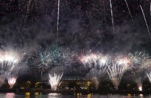 Moskova, Rusya 10 Ağustos 2013: Fireworks Moskova büyük spor salonu (Stadium) üzerinden Luzhniki Olimpiyat karmaşık--Rusya 2018 FIFA Dünya Kupası Stadyumu 