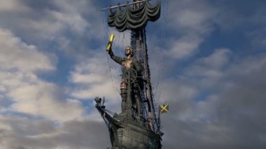 Moskova, Rusya 01 Ağustos 2018: Moskova (Moskva) Nehri Dolgu ve Peter büyük heykel, Moskova, Rusya (gece)