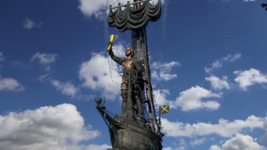 Moskova, Rusya 01 Ağustos 2018: Moskova (Moskva) Nehri Dolgu ve Peter büyük heykel, Moskova, Rusya (gece)