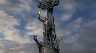 Moskova, Rusya 01 Ağustos 2018: Moskova (Moskva) Nehri Dolgu ve Peter büyük heykel, Moskova, Rusya (gece)