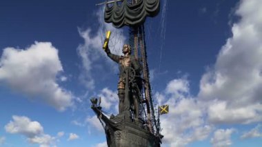 Moskova, Rusya 01 Ağustos 2018: Moskova (Moskva) Nehri Dolgu ve Peter büyük heykel, Moskova, Rusya (gece)