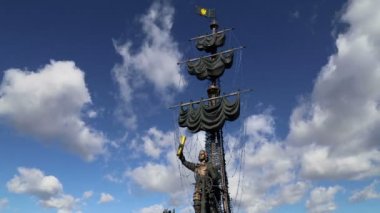 Moskova, Rusya 01 Ağustos 2018: Moskova (Moskva) Nehri Dolgu ve Peter büyük heykel, Moskova, Rusya (gece)